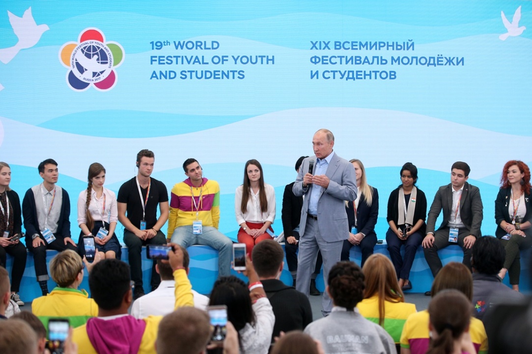 Президент РФ Владимир Путин во время презентации итогов работы научно-образовательной программы "Индустрии будущего" на сессии "Молодежь 2030. Образ будущего" в рамках XIX Всемирного фестиваля молодежи и студентов